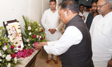 मुख्यमंत्री विष्णु देव साय ने स्वर्गीय प्रेमलता अग्रवाल को दी श्रद्धांजलि