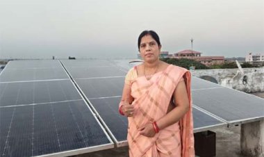 सोलर पैनल अपनाकर देवसाहू बनीं आत्मनिर्भर, बिजली बिल से मिली पूर्ण मुक्ति
