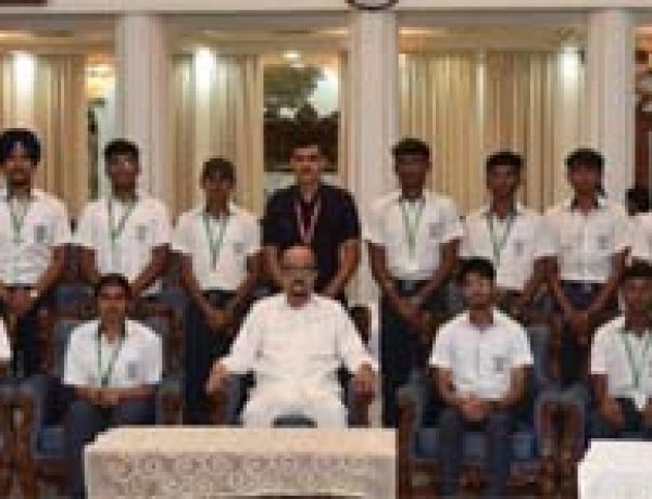 धमतरी के विद्यार्थियों ने किया लोकभवन का भ्रमण : राज्यपाल से की आत्मीय मुलाकात