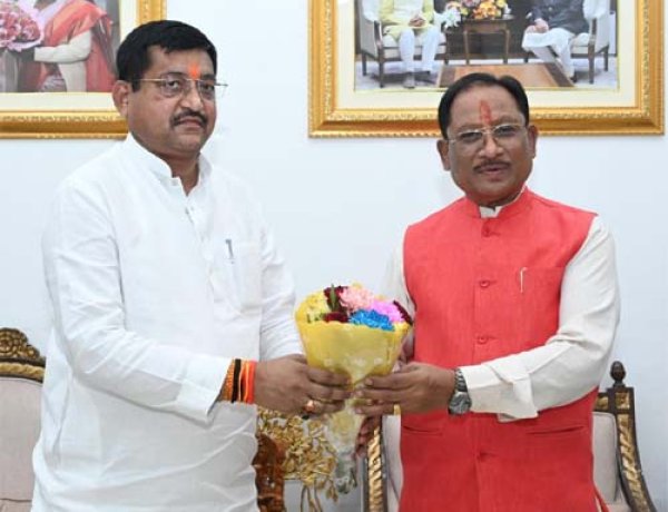 मुख्यमंत्री से उत्तरप्रदेश के राज्यमंत्री रामकेश निषाद ने सौजन्य मुलाकात की