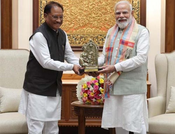 मुख्यमंत्री साय ने प्रधानमंत्री नरेंद्र मोदी को बेल मेटल निर्मित ‘माता कौशल्या के राम’ कलाकृति की भेंट