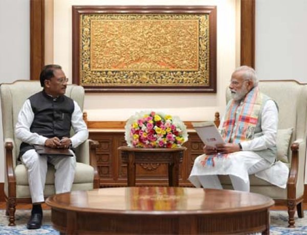 बस्तर 2.0 की शुरुआत : मुख्यमंत्री साय ने पीएम मोदी को दिया आमंत्रण, विकास का ब्लूप्रिंट सौंपा