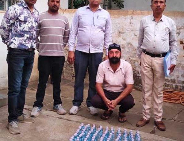 रिहायशी मकान से महाराष्ट्र निर्मित ‘संत्री’ शराब बरामद, आरोपी पर प्रकरण दर्ज