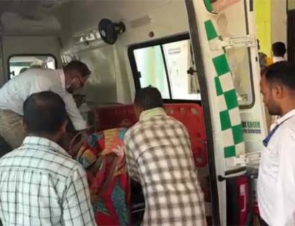 कैंसर पीड़ित महिला को जिला अस्पताल में कराया गया भर्ती, कलेक्टर ने बेहतर उपचार के दिए निर्देश