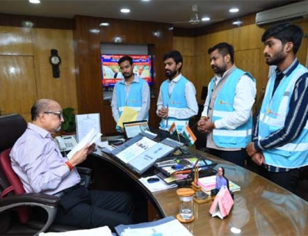 राज्यपाल डेका से फिल परमार्थ आश्रम के संस्थापक ने की भेंट