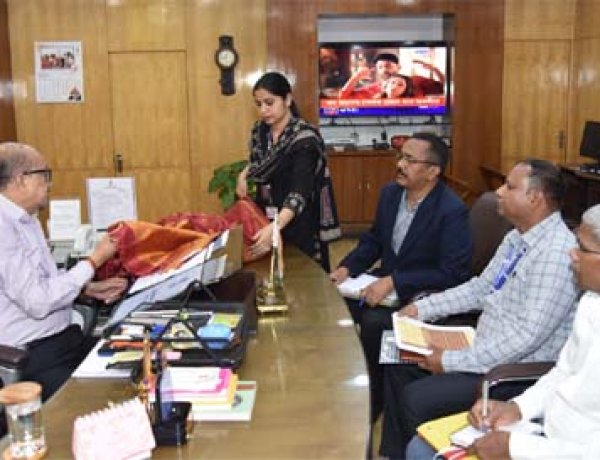 राज्यपाल ने कोसा वस्त्रों के नवाचार और बुनकरों के आर्थिक सशक्तिकरण पर दिया जोर