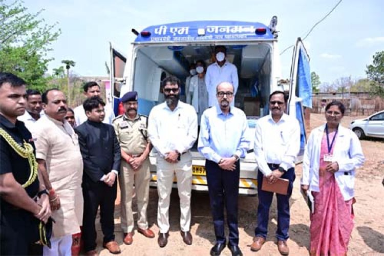 राज्यपाल रमेन डेका ने बेहराखार में पीएम जनमन अंतर्गत संचालित मोबाइल मेडिकल यूनिट का किया अवलोकन