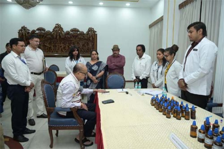 लोकभवन में लगा होम्योपैथिक स्वास्थ्य परीक्षण शिविर,राज्यपाल रमेन डेका ने कराई जांच