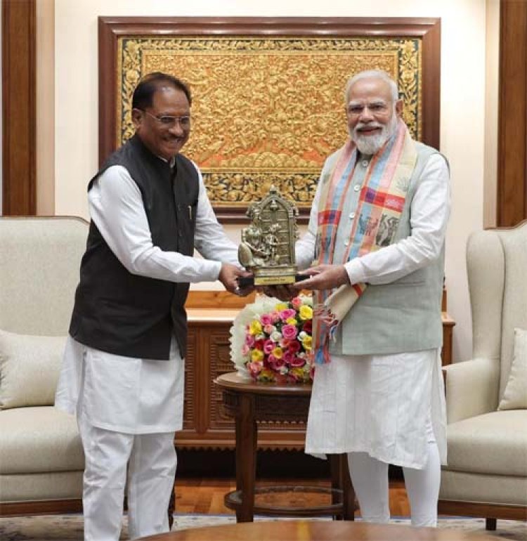 मुख्यमंत्री साय ने प्रधानमंत्री नरेंद्र मोदी को बेल मेटल निर्मित ‘माता कौशल्या के राम’ कलाकृति की भेंट