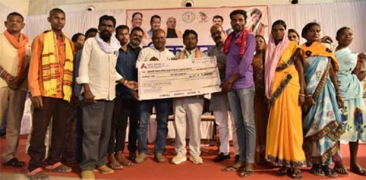 विकास की नींव रखने वाले हाथों का सम्मान, श्रमिक सम्मेलन में योजनाओं की सौगात से खिले श्रमिकों के चेहरे