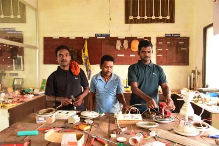 अब हथियार नहीं, हुनर से बदल रही पुनर्वासितों की जिंदगी