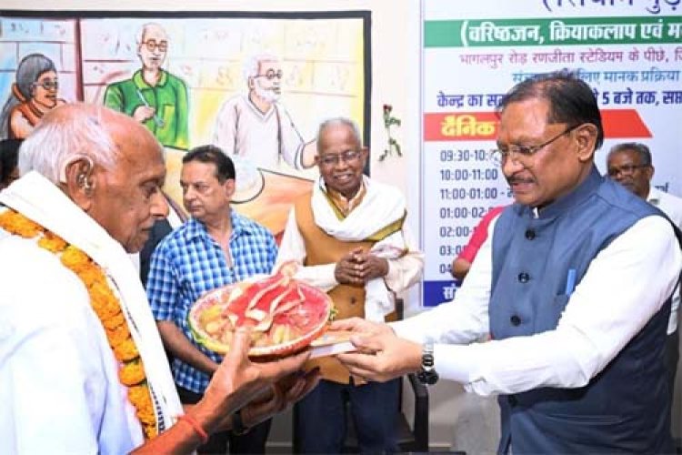 मुख्यमंत्री विष्णु देव साय ने सियान गुड़ी का किया शुभारंभ : बुजुर्गों के साथ कैरम खेलकर वरिष्ठजनों का बढ़ाया हौंसला