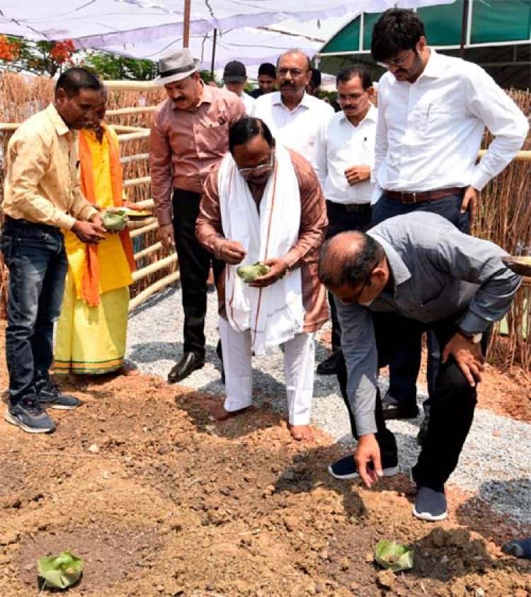 कृषि मंत्री नेताम ने मिट्टी एवं बीजों की पूजा की और ट्रैक्टर चलाकर बीजों की बुआई की