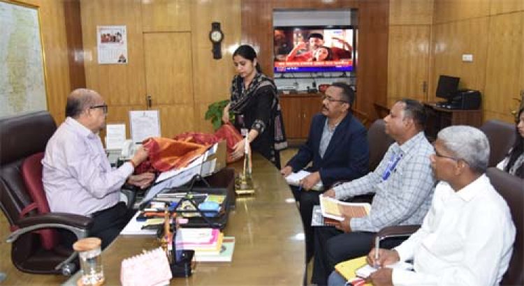 राज्यपाल ने कोसा वस्त्रों के नवाचार और बुनकरों के आर्थिक सशक्तिकरण पर दिया जोर