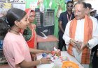 सुशासन तिहारः मुख्यमंत्री साय पहुंचे ‘लखपति दीदी’ सुमिला की किराना दुकान: लौंग-इलायची से हुआ आत्मीय स्वागत