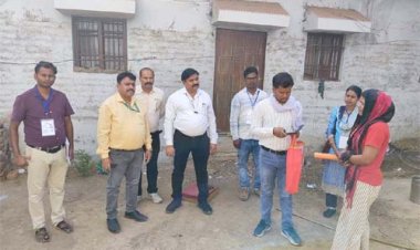 जनगणना 2027 : महासमुंद जिले में मकान सूचीकरण एवं भवन गणना कार्य प्रगति पर घर घर पहुंच रहे हैं प्रगणक