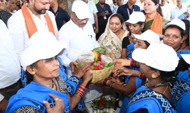 सुशासन तिहार: सरोधी में महिला स्व सहायता समूह ने मुख्यमंत्री को भेंट की स्थानीय उत्पादों की टोकरी