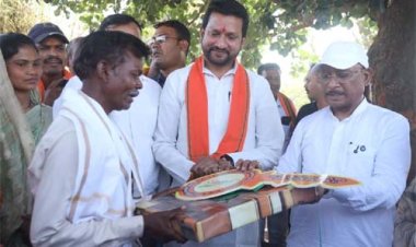 सुशासन तिहार: मुख्यमंत्री विष्णु देव साय ने पीएम जनमन के हितग्राही को सौंपी खुशियों की चाबी
