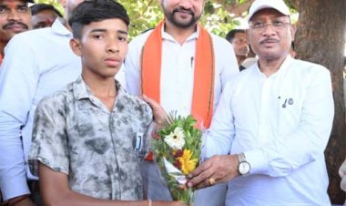 सुशासन तिहार : मुख्यमंत्री विष्णु देव साय ने मेधावी छात्र गिरवर पटेल को किया सम्मानित