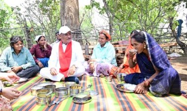 निर्माणाधीन पंचायत भवन के निरीक्षण के दौरान मुख्यमंत्री को श्रमिकों ने दिया भोजन का न्यौता : साथ बैठकर खाया बोरे बासी और आमा चटनी