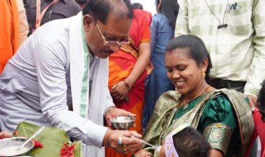 मुख्यमंत्री विष्णु देव साय ने बच्चों को कराया अन्नप्राशन, गर्भवती महिलाओं की गोदभराई कार्यक्रम में दी शुभकामनाएं