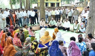 जमीन पर बैठकर सुनी अचानकमार क्षेत्र के लोगों की फरियाद