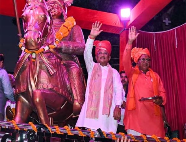 मुख्यमंत्री विष्णु देव साय ने किया मुंगेली नगर के चौक-चौराहों में स्थापित प्रतिमाओं का अनावरण