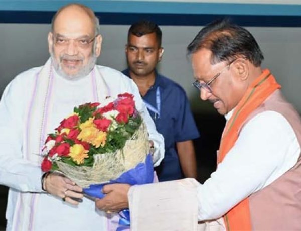केंद्रीय गृह मंत्री अमित शाह पहुंचे रायपुर: मुख्यमंत्री विष्णुदेव साय ने किया आत्मीय स्वागत