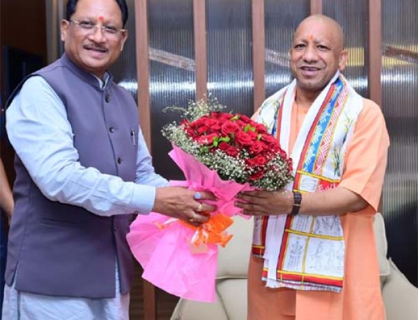 मुख्यमंत्री ने उत्तर प्रदेश के मुख्यमंत्री योगी आदित्यनाथ का किया आत्मीय स्वागत