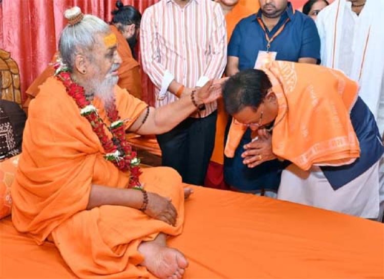 तेंदुवा धाम में श्रीराम कथा का भव्य शुभारंभ: मुख्यमंत्री विष्णु देव साय ने लिया संतों का आशीर्वाद