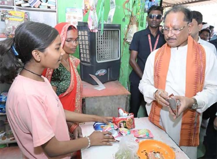 सुशासन तिहार: मुख्यमंत्री साय पहुंचे ‘लखपति दीदी’ सुमिला की किराना दुकान : लौंग-इलायची से हुआ आत्मीय स्वागत
