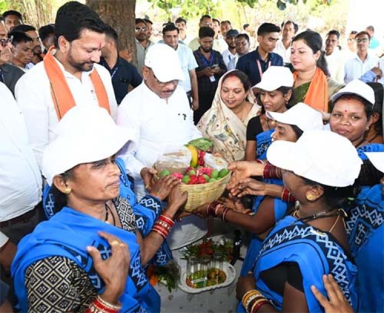 सुशासन तिहार: सरोधी में महिला स्व सहायता समूह ने मुख्यमंत्री को भेंट की स्थानीय उत्पादों की टोकरी