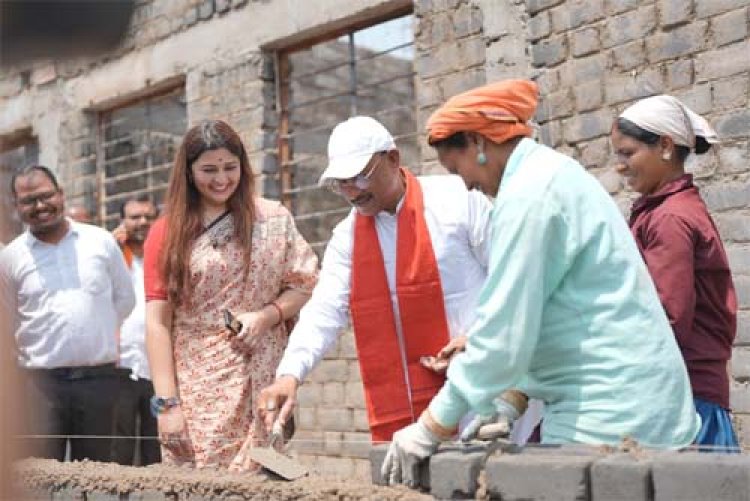निर्माण स्थल पर मुख्यमंत्री का श्रमदान : श्रमिक बहनों के साथ की ईंट जोड़ाई