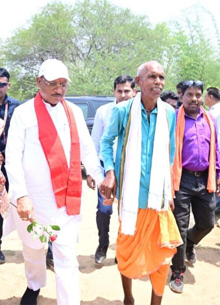 एक ग्रामीण का न्योता, मुख्यमंत्री का अपनापन - प्रधानमंत्री आवास से साकार हुआ सपना, मुख्यमंत्री ने कराया गृह प्रवेश