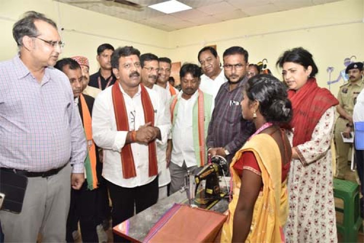 केंद्रीय गृह मंत्री के प्रस्तावित बस्तर प्रवास की तैयारियों का उप मुख्यमंत्री विजय शर्मा ने लिया जायज़ा