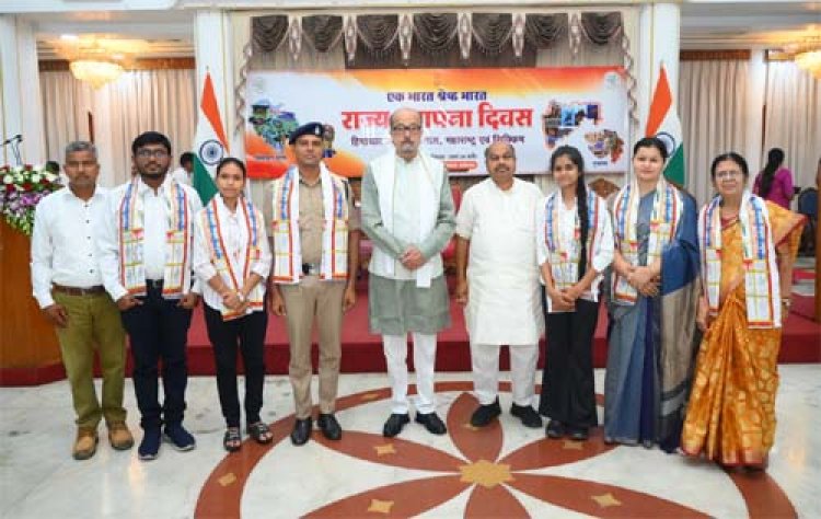 विभिन्न क्षेत्रों में उत्कृष्ट कार्य करने वाले गुमनाम नायकों का लोकभवन में हुआ सम्मान 