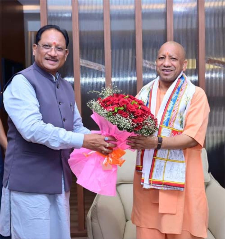 मुख्यमंत्री ने उत्तर प्रदेश के मुख्यमंत्री योगी आदित्यनाथ का किया आत्मीय स्वागत