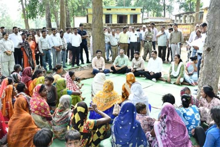 जमीन पर बैठकर सुनी अचानकमार क्षेत्र के लोगों की फरियाद
