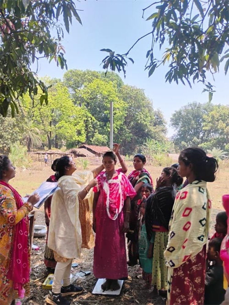 मुख्यमंत्री स्वस्थ बस्तर अभियान : 13 किलोमीटर पैदल चलकर स्वास्थ्य टीम पहुंची बड़ेपल्ली, 227 ग्रामीणों की जांच
