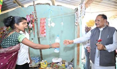 जब मुख्यमंत्री रुके एक छोटी-सी किराना दुकान पर... और सामने थी बदलाव की बड़ी कहानी