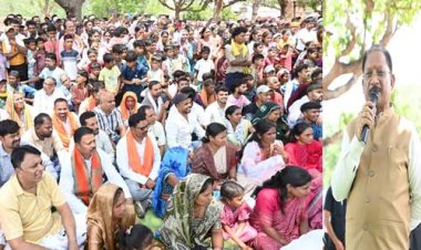 आम की छांव में मुख्यमंत्री की चौपाल : खाट पर बैठे, ग्रामीणों की सुनी बात, मौके पर दिए समाधान