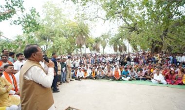 बरगद की छांव में सजी मुख्यमंत्री की चौपाल : सक्ती जिले के ग्राम ठठारी में ग्रामीणों से किया सीधा संवाद