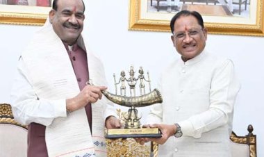 लोकसभा अध्यक्ष ओम बिरला ने मुख्यमंत्री विष्णु देव साय से की सौजन्य भेंट