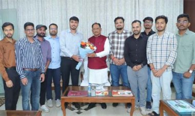 मुख्यमंत्री विष्णुदेव साय ने यूपीएससी प्रारंभिक परीक्षा में सफल ट्राइबल यूथ हॉस्टल के विद्यार्थियों से की मुलाकात