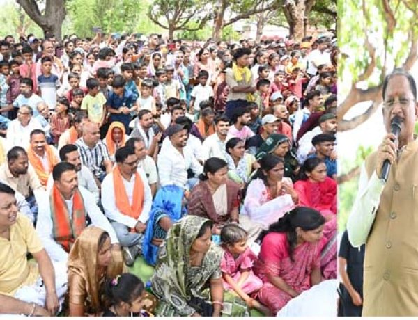 आम की छांव में मुख्यमंत्री की चौपाल : खाट पर बैठे, ग्रामीणों की सुनी बात, मौके पर दिए समाधान