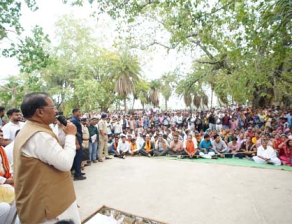 बरगद की छांव में सजी मुख्यमंत्री की चौपाल : सक्ती जिले के ग्राम ठठारी में ग्रामीणों से किया सीधा संवाद