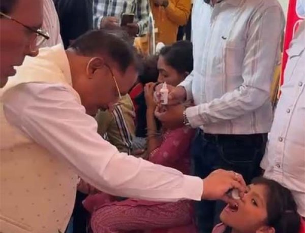 चंद्रनाहू कुर्मी-क्षत्रिय समाज के केंद्रीय अधिवेशन में मुख्यमंत्री ने बच्चों को कराया स्वर्णप्राशन