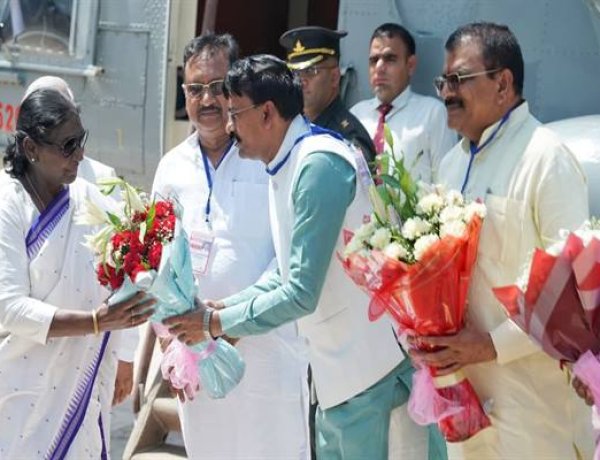 राष्ट्रपति द्रौपदी मुर्मु का पवित्र नगरी ओंकारेश्वर आगमन पर आत्मीय स्वागत