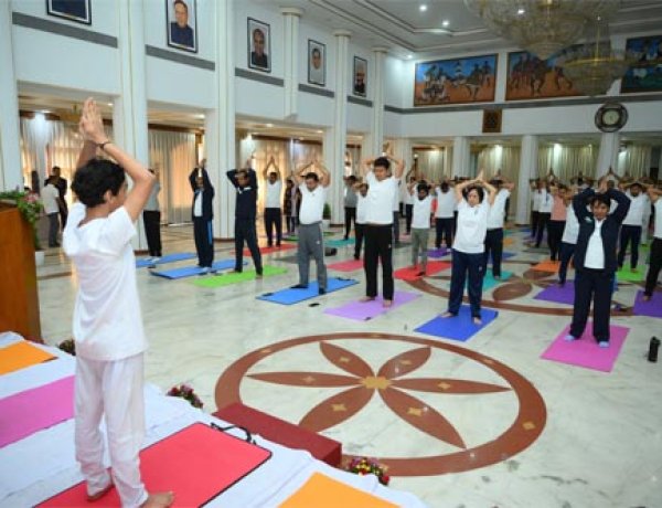 अंतर्राष्ट्रीय योग दिवस पर लोकभवन में किया गया योगाभ्यास
