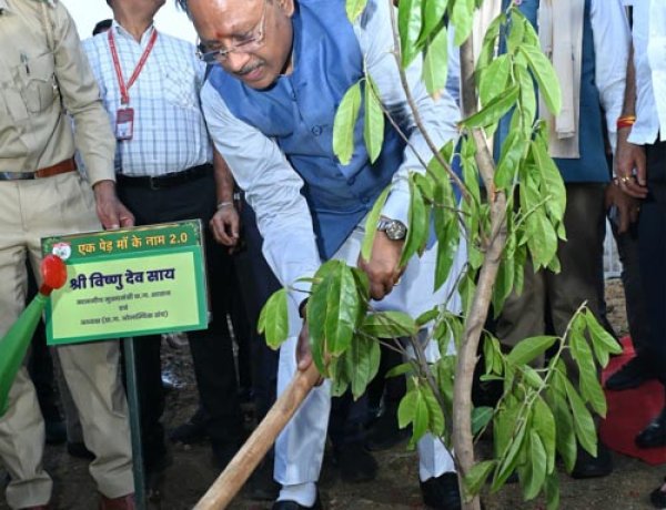 मुख्यमंत्री विष्णुदेव साय ने खिलाड़ियों का बढ़ाया उत्साह: 2036 पौधों के रोपण से ओलंपिक मेजबानी के संकल्प को दी नई ऊर्जा